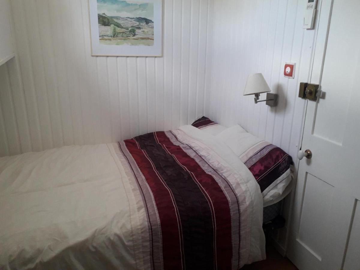 Bed and Breakfast Peniche Caroline Capestang Exterior foto